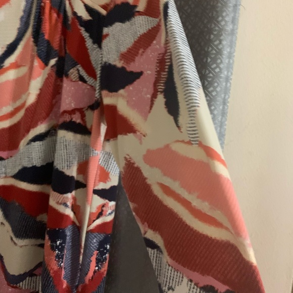 Asymmetric long top very nice with around metal detail on the side - Picture 3 of 4